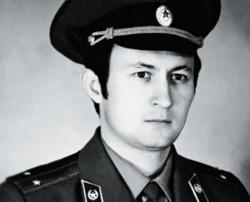 Major KGB Oleg Zakirow, rocznik 1952. Pracował w Smoleńsku, w miejscowym oddziale KGB, tam dowiedział się o zbiorowych mogiłach na których stały dacze, a ich mieszkańcy uprawiali warzywa. Na własną rękę rozpoczął śledztwo, dotarł do pięciu uczestników mordu katyńsiego